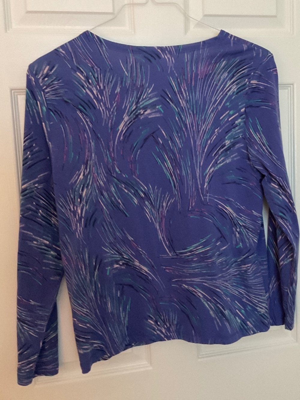 Ladies “Weekends By Chicos” long sleeve, V-Neck top.  Size 2. V. Good Condition! - Picture 3 of 7